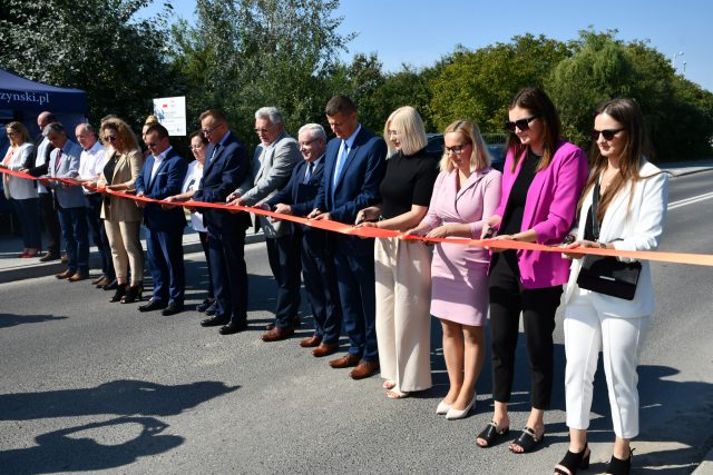 Koniec z wertepami na drodze z Łęcznej w kierunku Ciechanek. Dziś uroczyście oddano ją do użytku (zdjęcia)