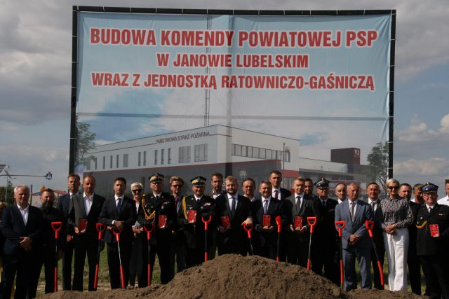 Symbolicznym „wbiciem łopaty” zainaugurowali budowę. Strażacy z Janowa Lubelskiego będą mieli nową jednostkę (zdjęcia)