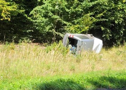 Na łuku jezdni straciła panowanie nad pojazdem. Zakończyła jazdę w rowie (zdjęcia)