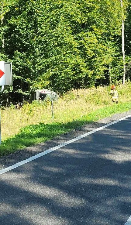 Na łuku jezdni straciła panowanie nad pojazdem. Zakończyła jazdę w rowie (zdjęcia)