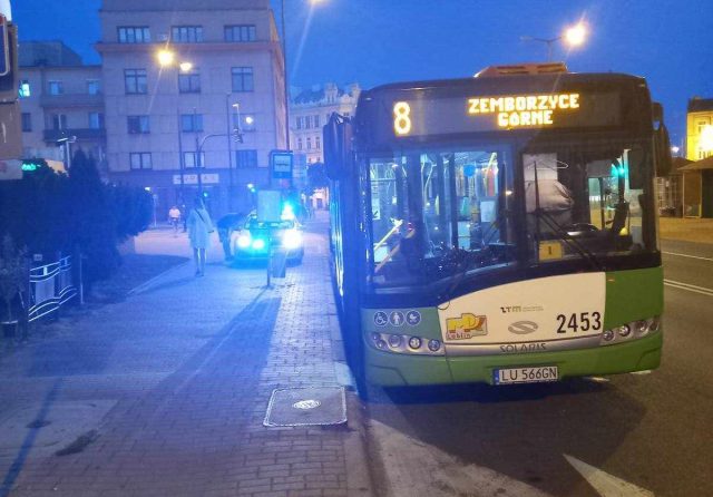 Postanowił pojeździć rowerem w będącym w ruchu autobusie. Ucierpiał jeden z pasażerów (zdjęcia)