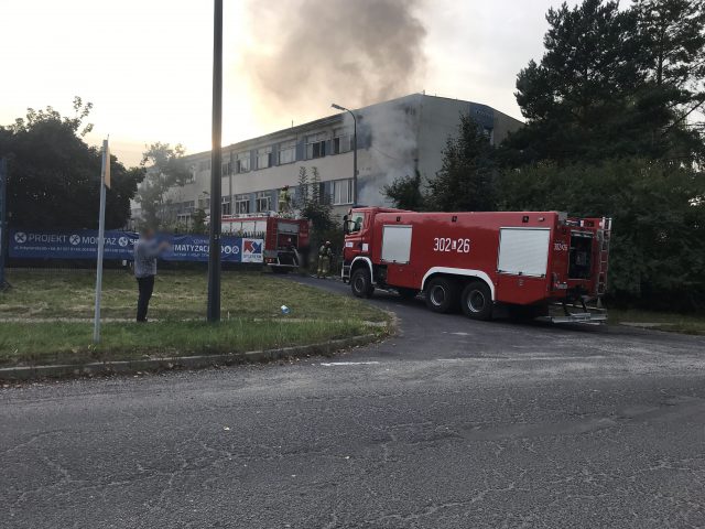 Z budynku wydobywały się płomienie. Świadkowie zaalarmowali służby ratunkowe (zdjęcia)