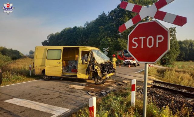 Wjechał mercedesem pod pociąg. Tłumaczył, że o tej porze nigdy po torach nic nie jeździło (zdjęcia)