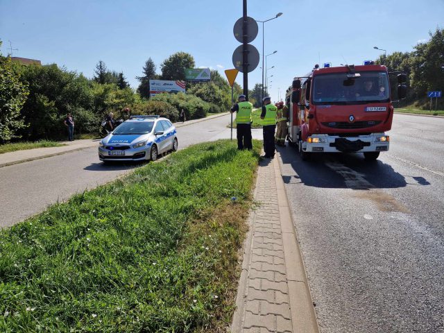 Jezdnia zanieczyszczona olejem, przewrócił się skuterzysta. Na miejscu służby ratunkowe (zdjęcia)