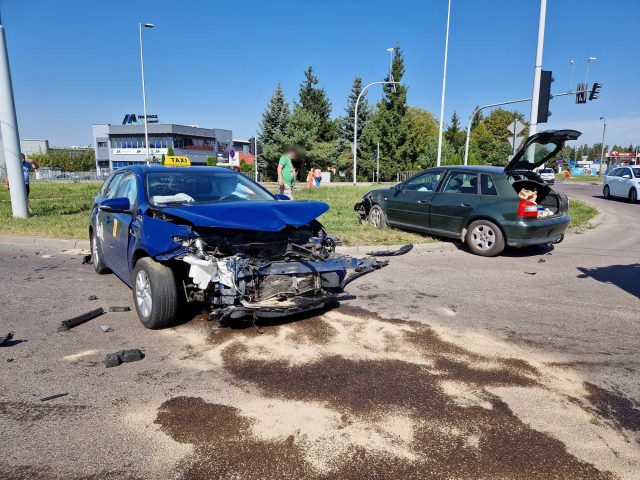 Wjechał na skrzyżowanie na czerwonym. Doprowadził do wypadku (zdjęcia)