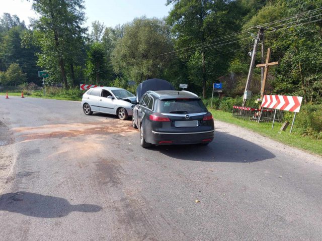 Na łuku jezdni przesadził z prędkością. Nietrzeźwy kierowca doprowadził do zderzenia pojazdów (zdjęcia)