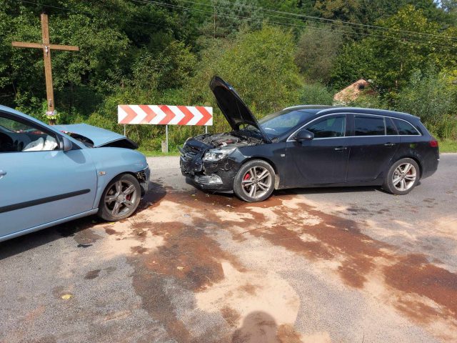 Na łuku jezdni przesadził z prędkością. Nietrzeźwy kierowca doprowadził do zderzenia pojazdów (zdjęcia)