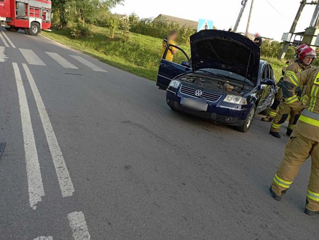 Zderzenie forda z volkswagenem obok „grubej lipy”. Jeden z kierowców nie zauważył znaku stop (zdjęcia)