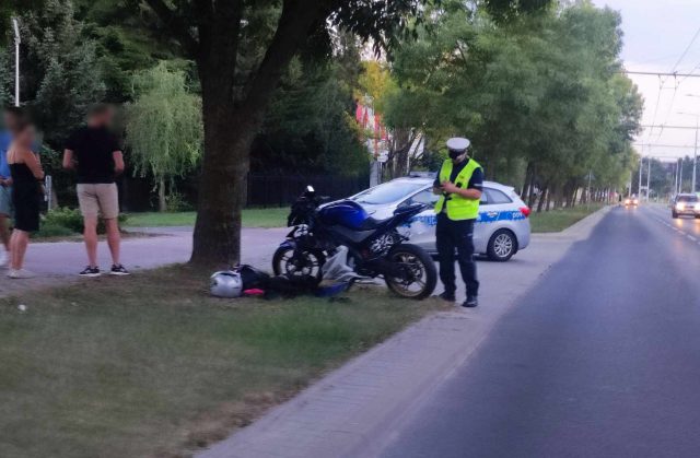 Zderzenie motocykla z fordem na Choinach. Jedna osoba w szpitalu (zdjęcia)