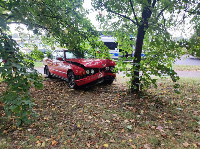 BMW wypadło z ronda przy Makro, uderzyło w drzewo. Jedna osoba w szpitalu (zdjęcia)