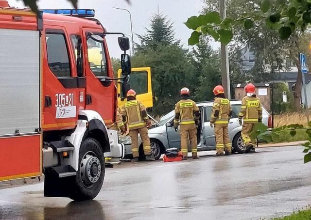 Na łuku jezdni straciła panowanie nad pojazdem. Ford uderzył w stojącą ciężarówkę (zdjęcia)