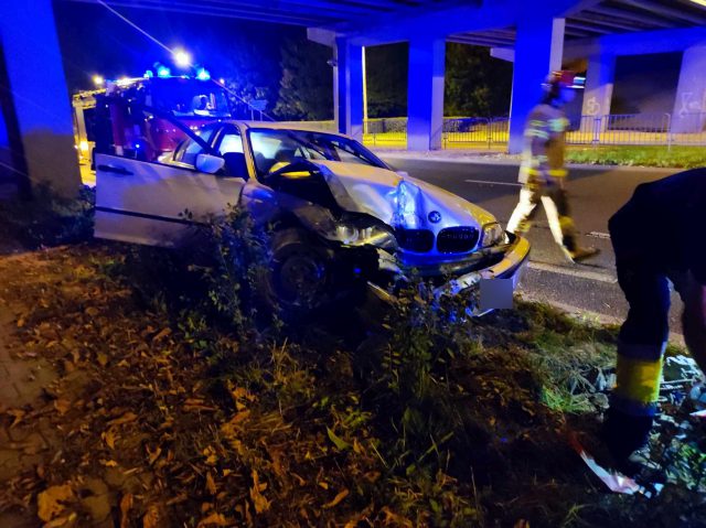 BMW uderzyło w słup latarni. Kierowca chciał uniknąć zderzenia z jadącym pod prąd autem (zdjęcia)