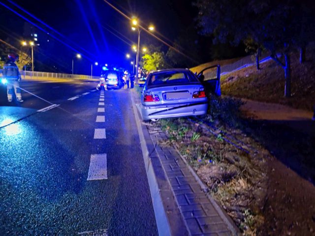BMW uderzyło w słup latarni. Kierowca chciał uniknąć zderzenia z jadącym pod prąd autem (zdjęcia)