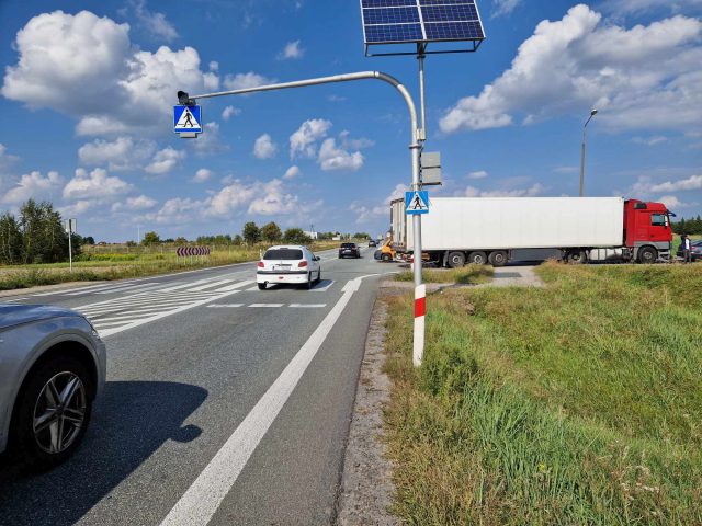 Postanowił z prawej strony wyprzedzić skręcającą w prawo ciężarówkę. Nie poczuwa się do winy (zdjęcia)