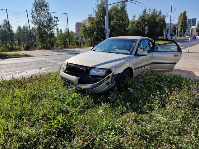 Zmieniając pas jezdni zderzył się z volvo i zaczął uciekać. Poszkodowany ruszył w pościg (zdjęcia)