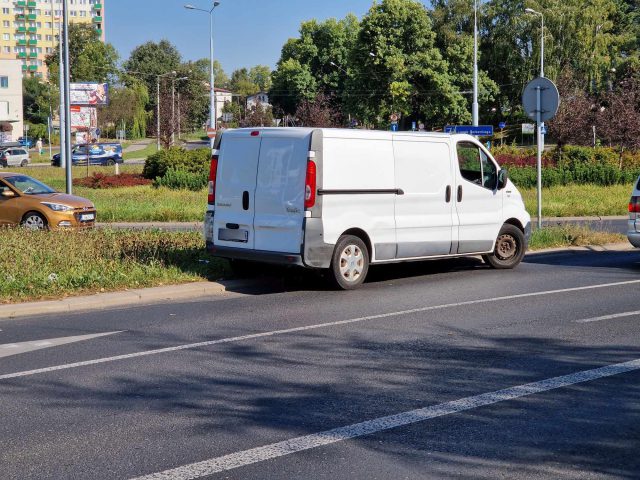 Zmieniając pas jezdni zderzył się z volvo i zaczął uciekać. Poszkodowany ruszył w pościg (zdjęcia)