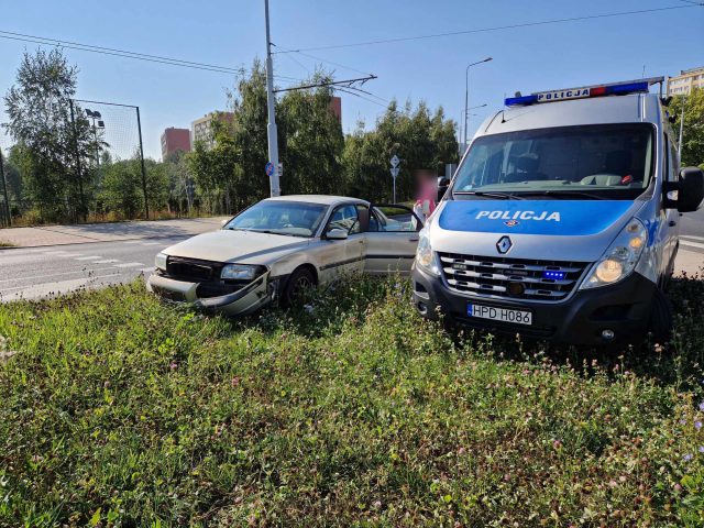 Zmieniając pas jezdni zderzył się z volvo i zaczął uciekać. Poszkodowany ruszył w pościg (zdjęcia)