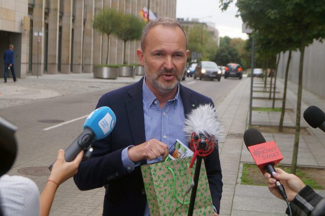 Krzysztof Hetman sprezentował marszałkowi melisę. ” To lekarstwo na skołatane nerwy” (zdjęcia)