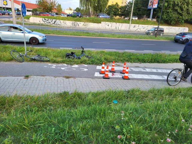 Czołowe zderzenie rowerzystów na drodze dla jednośladów. Kobieta została ranna (zdjęcia)