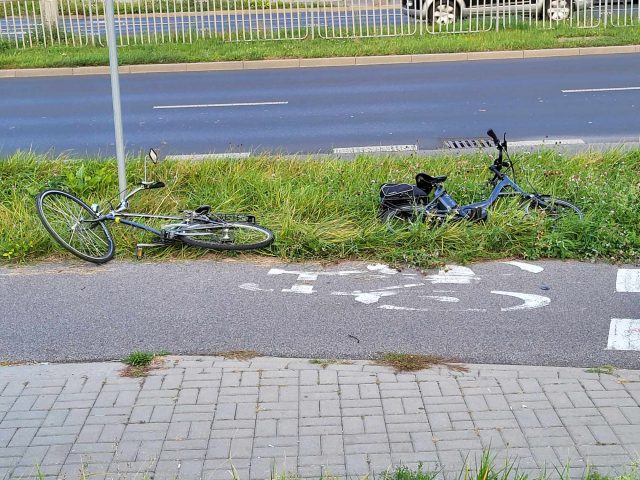 Czołowe zderzenie rowerzystów na drodze dla jednośladów. Kobieta została ranna (zdjęcia)