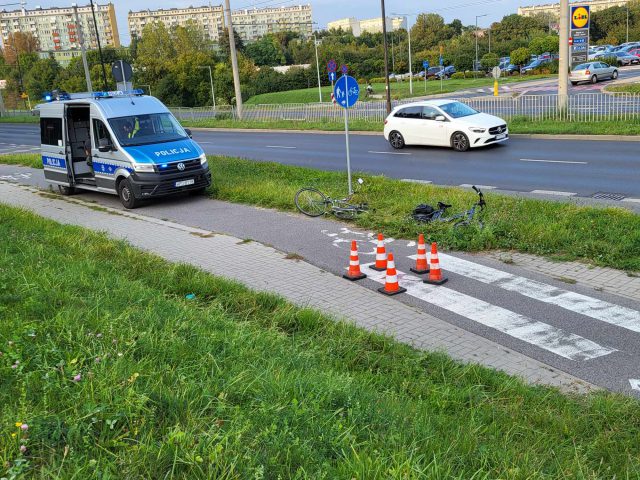 Czołowe zderzenie rowerzystów na drodze dla jednośladów. Kobieta została ranna (zdjęcia)