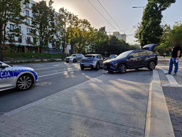 Jeden jechał buspasem, drugi chciał na niego wjechać. Hyundai zderzył się z peugeotem (zdjęcia)