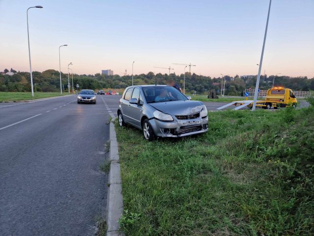 Rondo z pniakiem znów przypomniało o sobie. Tym razem zderzyły się tam suzuki i citroen (zdjęcia)