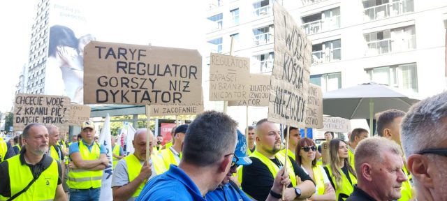 Pracownicy lubelskiego MPWiK protestowali w Warszawie. Mówią o urzędniczej bezmyślności, ignorancji i politycznych wpływach (zdjęcia)