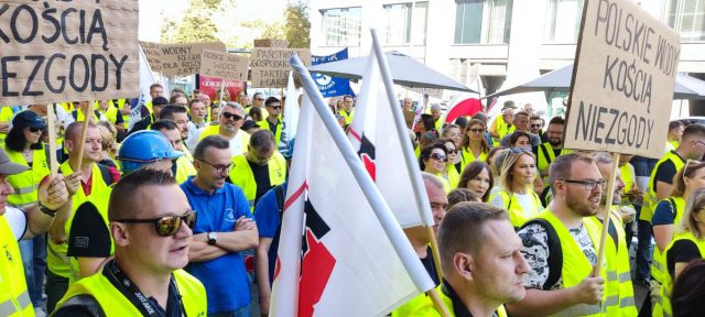 Pracownicy lubelskiego MPWiK protestowali w Warszawie. Mówią o urzędniczej bezmyślności, ignorancji i politycznych wpływach (zdjęcia)
