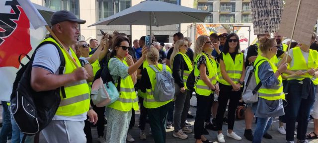 Pracownicy lubelskiego MPWiK protestowali w Warszawie. Mówią o urzędniczej bezmyślności, ignorancji i politycznych wpływach (zdjęcia)