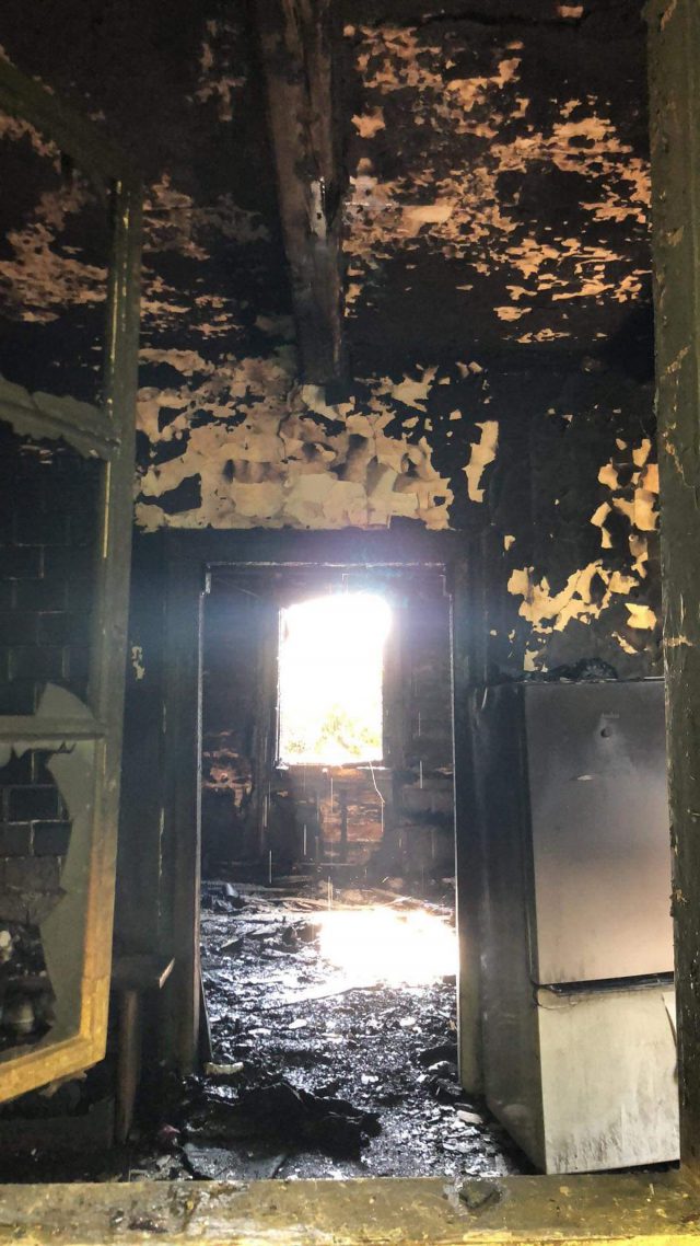W pożarze tego domu zginął znany aktor. Ogień znów pojawił się w budynku (zdjęcia)