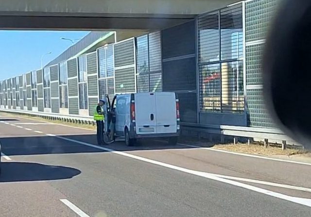 Zasnął za kierownicą renaulta, uderzył w peugeota. Kolizja na drodze ekspresowej (zdjęcia)