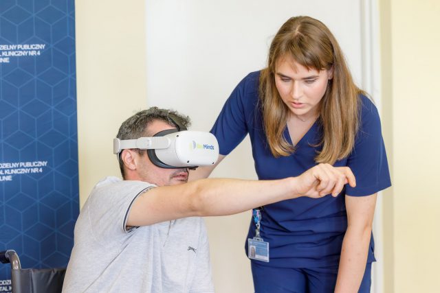 Lubelski szpital zaczął stosować wirtualną rzeczywistość. Nowatorski program ma pomóc w rehabilitacji pacjentów (zdjęcia)