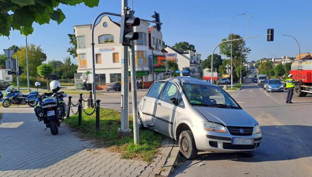 Wypadek na skrzyżowaniu, jedna osoba w szpitalu (zdjęcia)