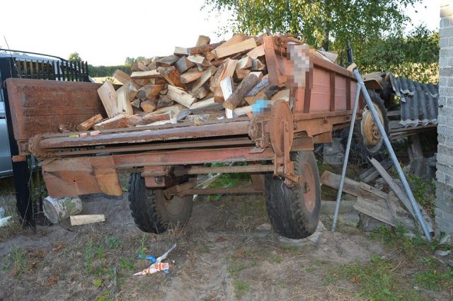 Tragiczny wypadek podczas rozładunku drewna. Nie żyje mężczyzna (zdjęcia)