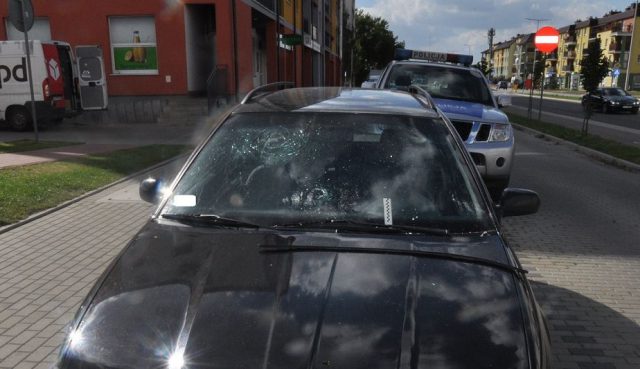 Rzucał z balkonu butelkami w zaparkowane samochody. Na ulicy uderzył napotkaną kobietę (zdjęcia)