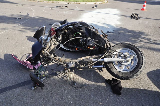 Wyjeżdżał motorowerem z parkingu, zderzył się z oplem. 14-latek trafił do szpitala (zdjęcia)