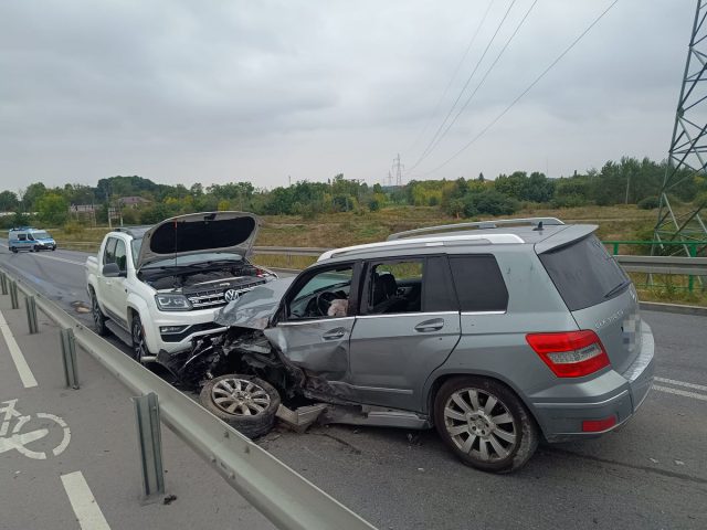 Zderzenie trzech pojazdów, w tym ciężarówki. Jedna osoba trafiła do szpitala (zdjęcia)