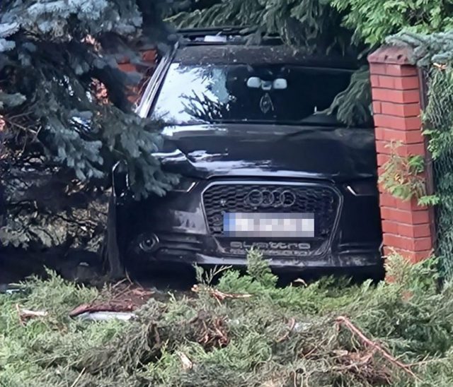 Pijana zabrała znajomemu auto. Przejażdżkę zakończyła na znaku i ogrodzeniu (zdjęcia)