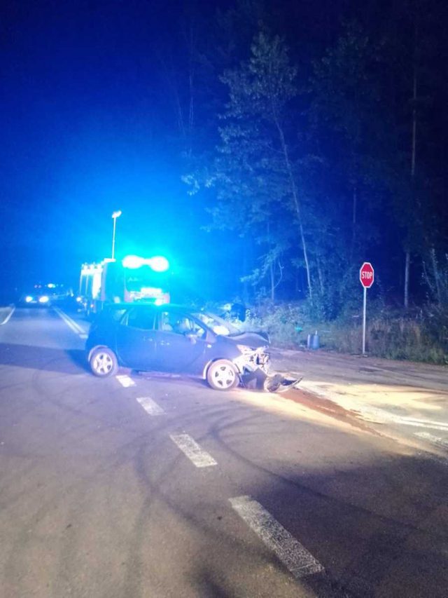 Nie ustąpiła pierwszeństwa, doszło do zderzenia na skrzyżowaniu. Dwie osoby w szpitalu (zdjęcia )
