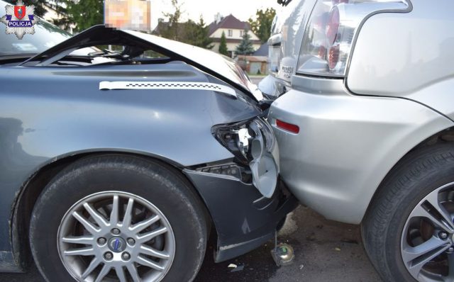 Zderzenie przed przejściem dla pieszych. Jedna osoba trafiła do szpitala (zdjęcia)