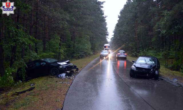 Pięć osób w szpitalu po zderzeniu dwóch pojazdów na łuku drogi (zdjęcia)