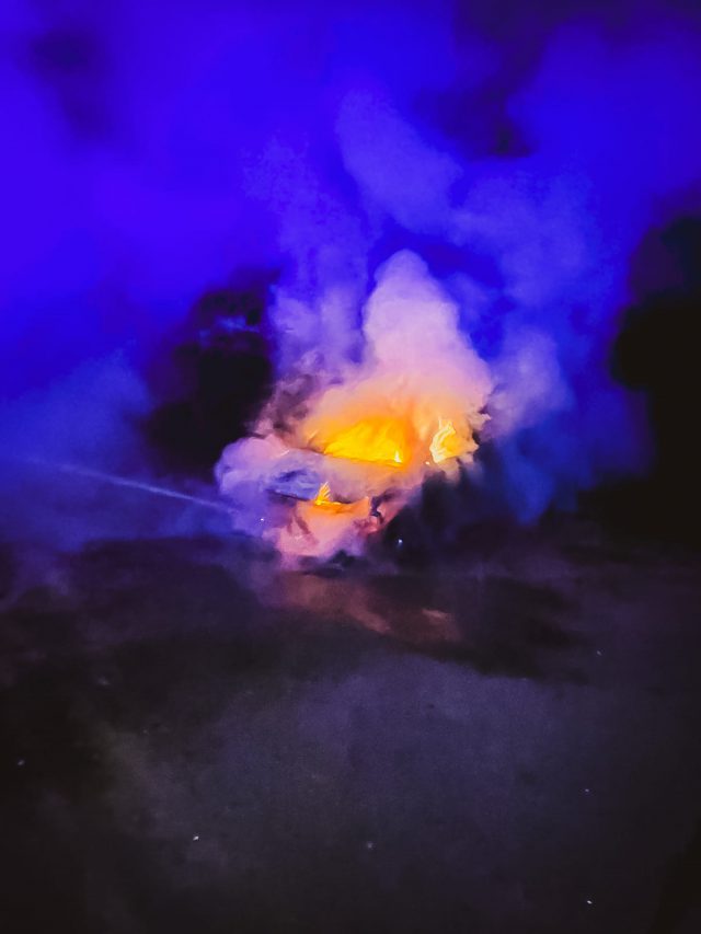 Nocny pożar samochodu w rejonie drogi ekspresowej (zdjęcia)