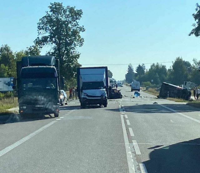 Groźny wypadek na drodze krajowej. Trwają działania ratowników, trasa jest zablokowana (zdjęcia)