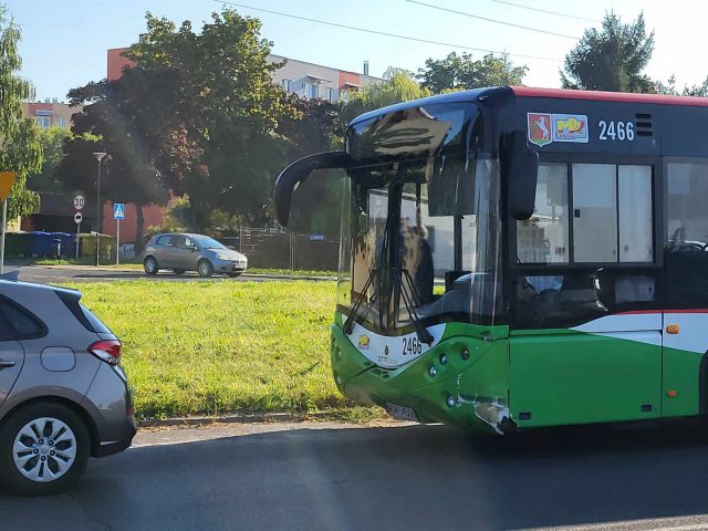 Wjechała przed autobus, doszło do zderzenia. Groźna kolizja na skrzyżowaniu (zdjęcia)