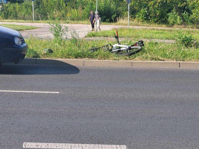 Rowerzysta potrącony przez pojazd osobowy trafił do szpitala (zdjęcia)