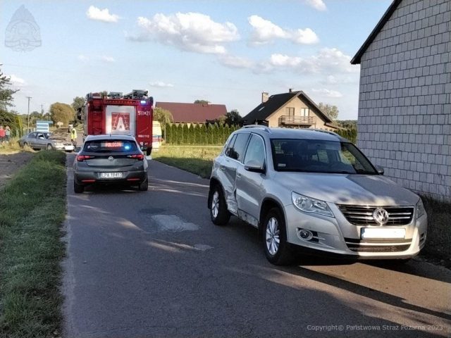 Popołudniowe zderzenie dwóch pojazdów osobowych. Jedna osoba poszkodowana (zdjęcia)