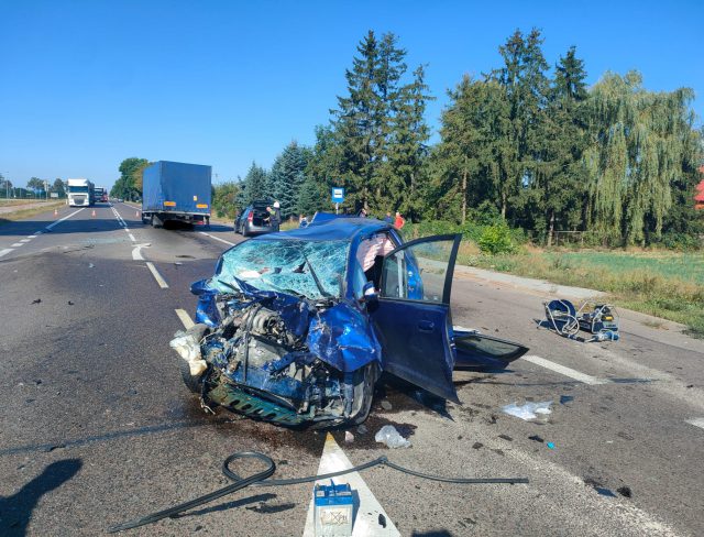 Groźny wypadek na drodze krajowej. Trwają działania ratowników, trasa jest zablokowana (zdjęcia)