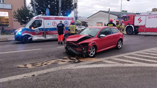 Zderzenie auta osobowego z karetką pogotowia. 1500 zł mandatu za spowodowanie kolizji (zdjęcia)