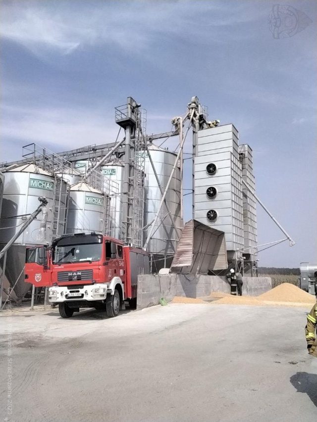 Pożar w suszarni zboża. Kilka zastępów straży pożarnej w akcji (zdjęcia)